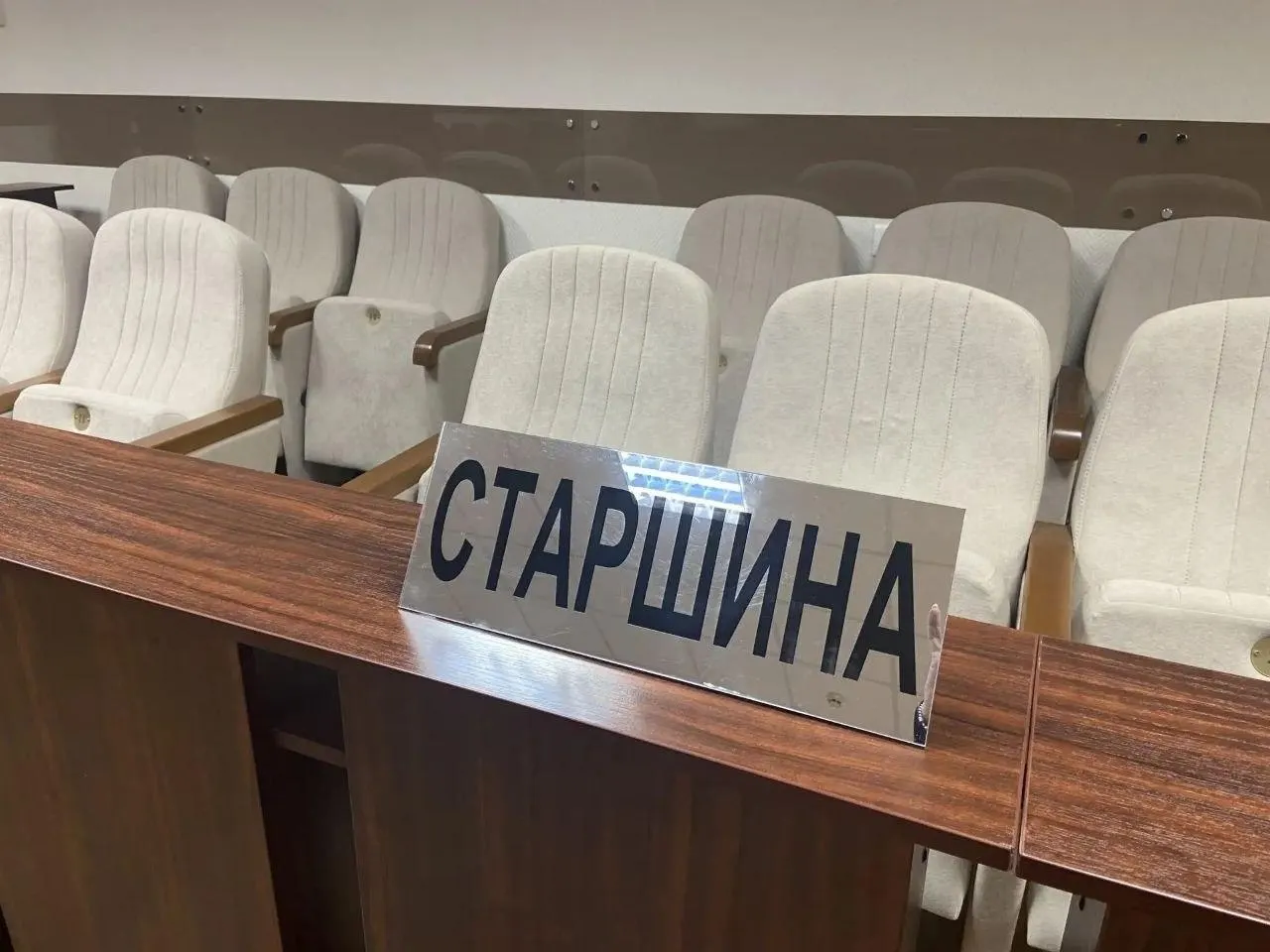 Обсуждают сокращение числа заседателей и новые правила совещаний в суде.