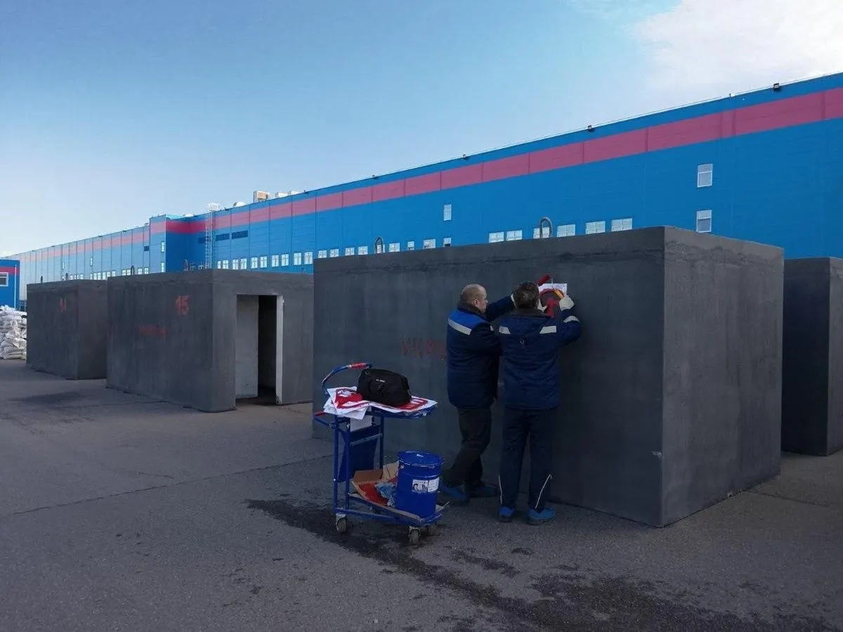 На складе крупной компании в Ленинградской области установлены бетонные укрытия и песчаные барьеры; персонал регулярно обучается действиям в ЧС, учитывая риск беспилотных атак в регионе и за его пределами.