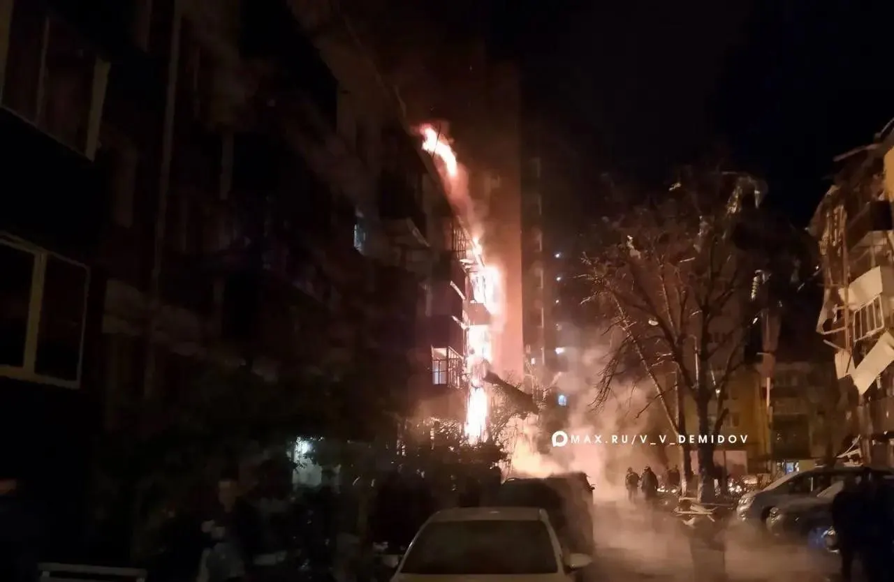 Ночной раунд атак дронов затронул Белгородскую область и регионы по всей стране. Погиб один человек, есть пострадавшие.
