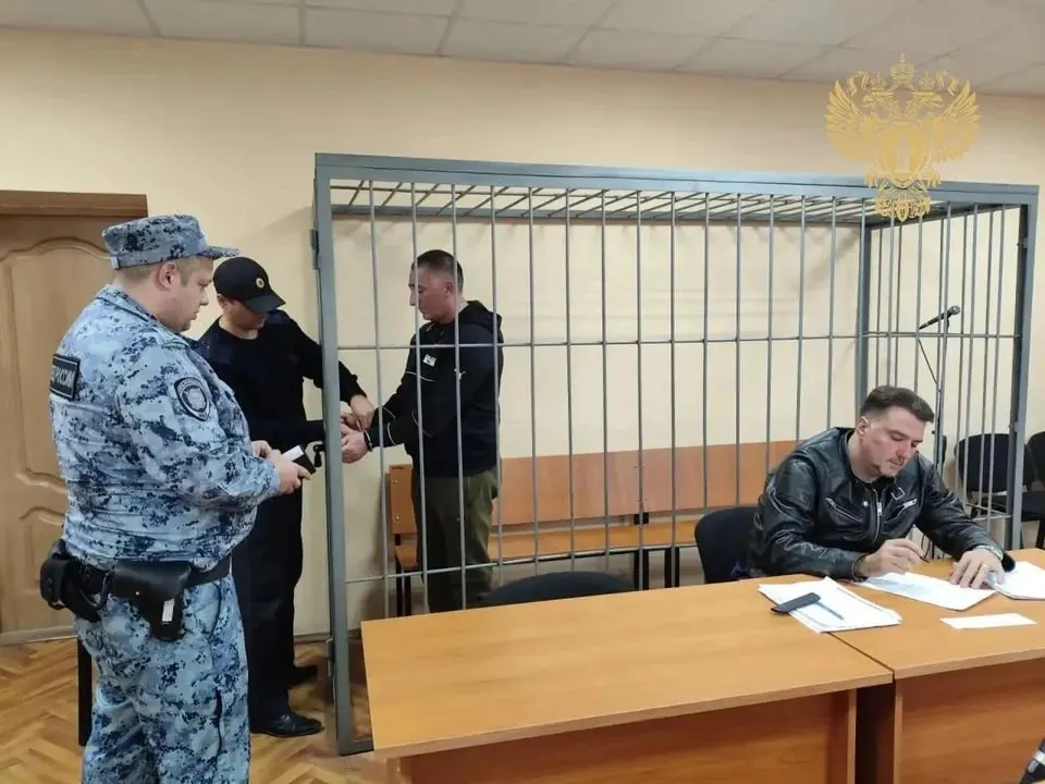 Местный житель предложил через якобы влиятельных знакомых повлиять на расследование и потребовал 80 млн рублей; задержан и осужден на 4,5 года.