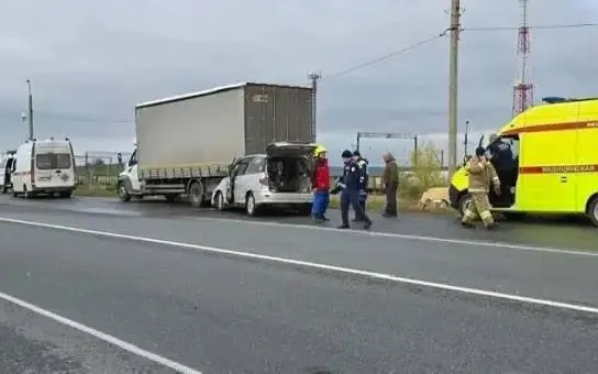 На участке 913-го километра трассы М-5 под Сызранью произошло ДТП: водитель зажат в салоне, спасатели деблокировали его и передали медикам.
