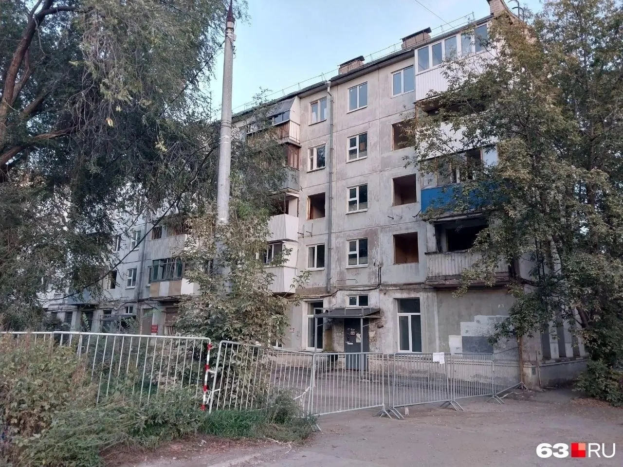 После июня взрыва здание признано непригодным для жизни; территорию оградили, дом охраняют, газ отключили.