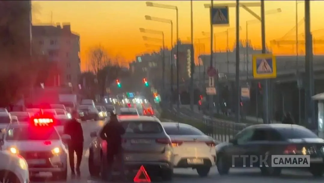 На перекрёстке в Самаре произошла авария, движение затруднено. На месте работают сотрудники полиции, водителям рекомендуется планировать маршрут с учётом обстановки.