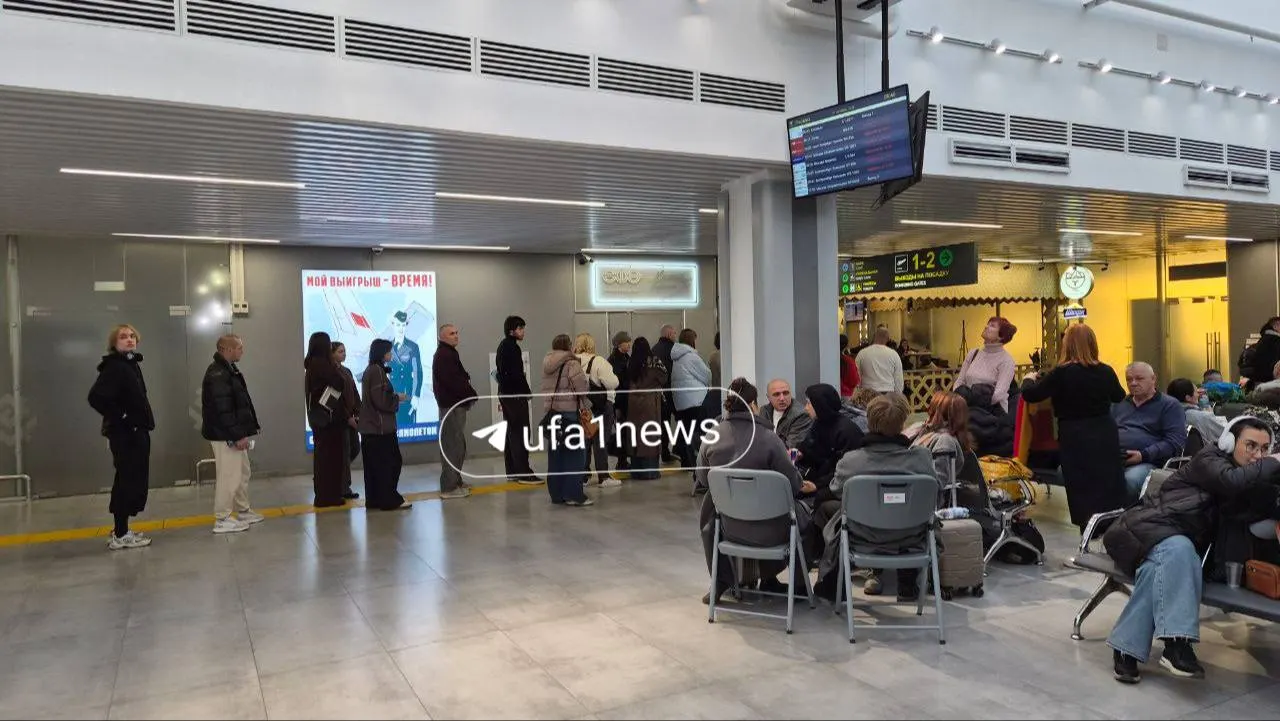 Пассажиры ждут вылетов: переносы рейсов и новые посадки в разных городах России.