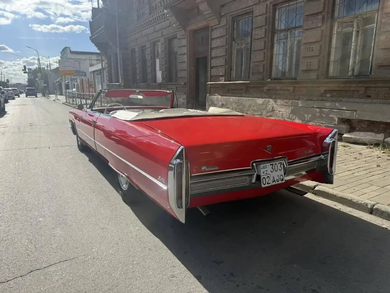 В центре Самары заметили редкий Cadillac DeVille 1965 года выпуска.