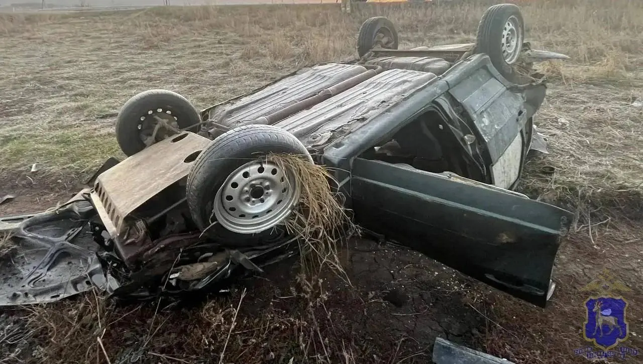 Утром 29 октября на трассе Похвистнево — Сосновка 18-летний водитель не справился с управлением, съехал в кювет и опрокинулся. Пассажир, также 18 лет, госпитализирован; правоохранители устанавливают обстоятельства.