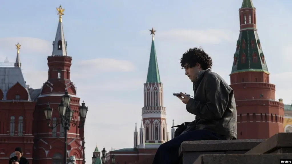 Госструктуры обсуждают меры по идентификации несовершеннолетних в социальных сетях и сокращению времени их пребывания в интернете, приводя примеры зарубежных стран.
