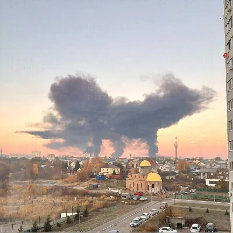 Пожар на нефтеперерабатывающем заводе в Новокуйбышевске и задержки сотен рейсов в столице стали результатом ночной волны атак беспилотников.