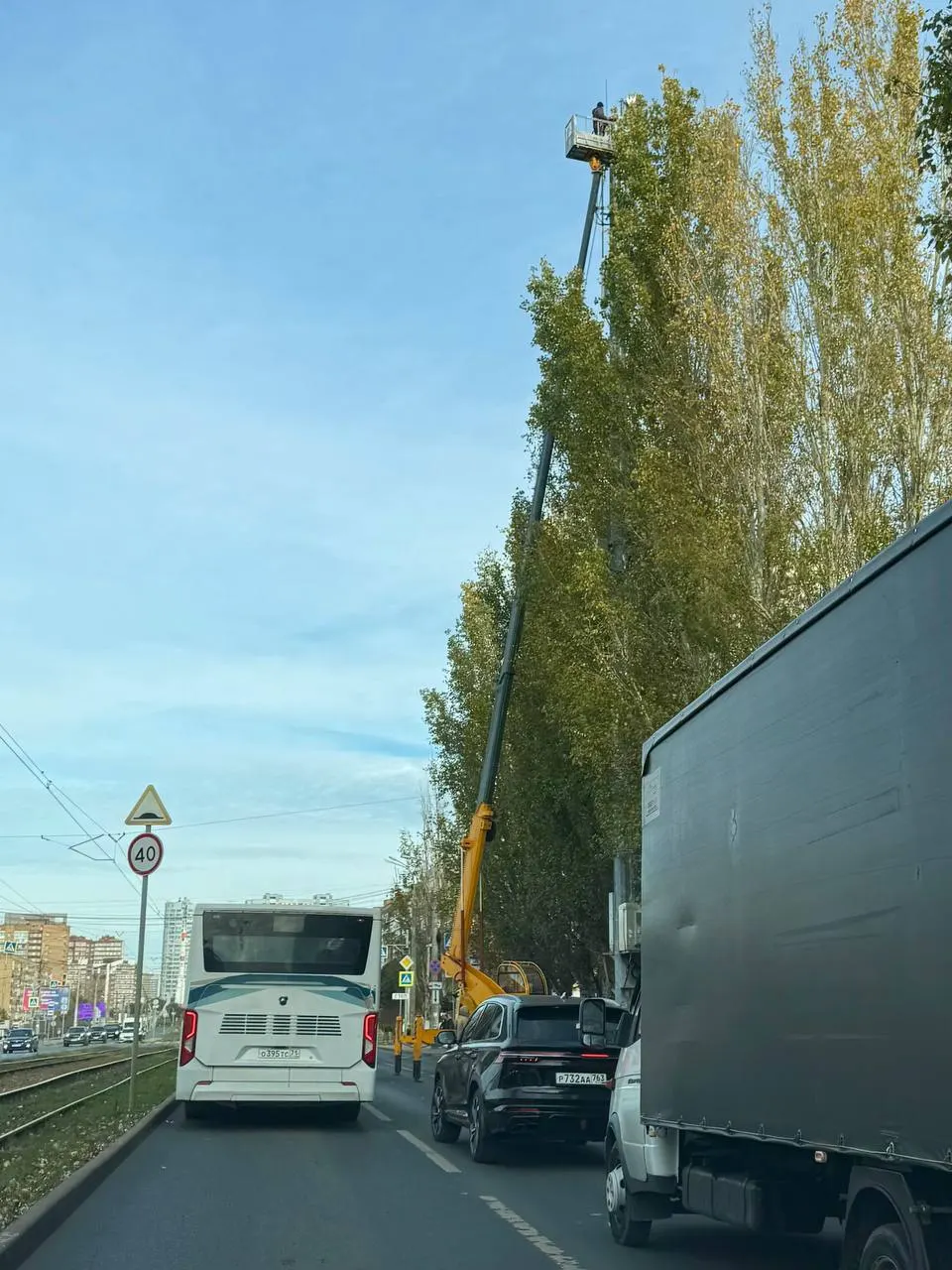 Движение затруднено на участке улицы Ленина от Полевой из-за текущего ремонта; водители просят планировать маршрут.