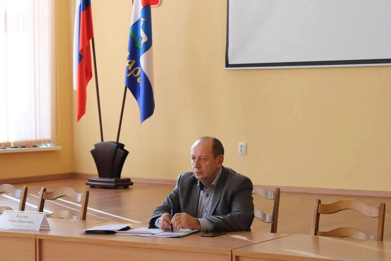 Временно возглавил районную администрацию Вадим Костин; ранее занимал должность первого заместителя главы Красноглинского района.