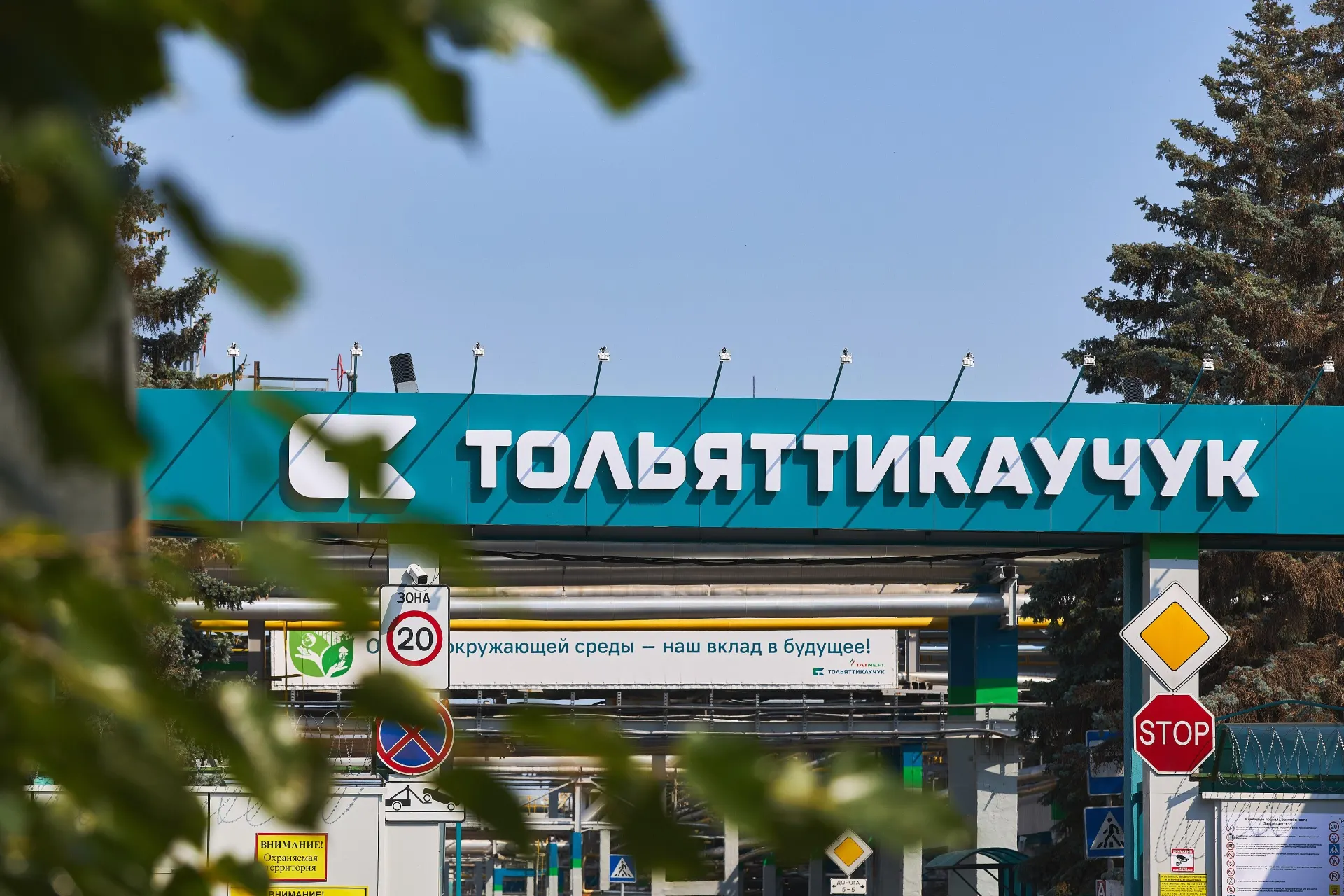В результате ударов беспилотников в Самарской и Омской областях произошли пожары на заводах синтетических каучуков; ситуация на местах выясняется, возможны последствия для оборонной промышленности.