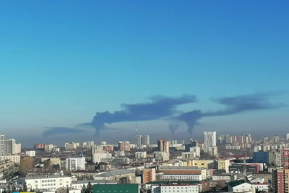 После ночной атаки беспилотников в Уфе в северной промзоне возник пожар. Власти объявили беспилотную опасность и ввели временные ограничения на приём и отправку судов в аэропортах Уфы и ряда других городов.