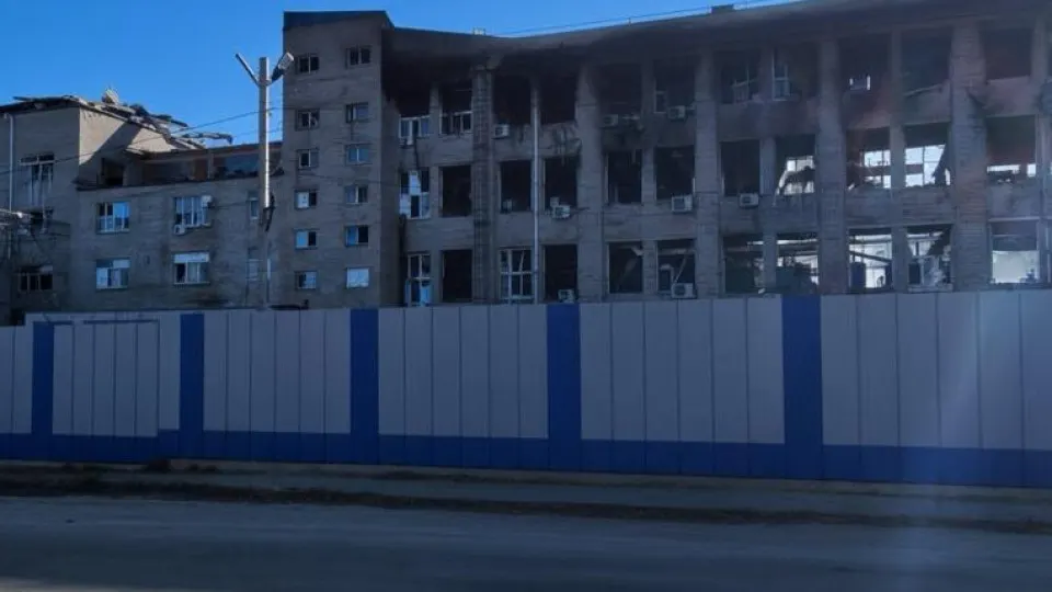 Промышленные объекты в разных регионах подверглись атакам, есть разрушения и пострадавшие; власти сообщают о пожарах, повреждениях и задержках в работе заводов.
