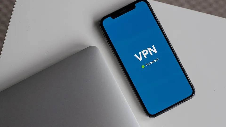 Новые поправки Минцифры ограничат работу VPN и прокси: хостеры будут обязаны идентифицировать клиентов и блокировать доступ к заблокированным ресурсам.